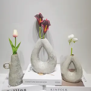 Modernes Homeoffice-Tisch-Tischwerk weiße Keramik hohle künstliche Blumenvasanen