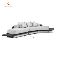 Canapé modulaire en cuir moderne de luxe avec base large et unique, idéal pour les grandes maisons, les hôtels et les salons.