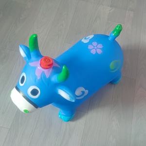Jouet gonflable en PVC en forme de <span class=keywords><strong>vache</strong></span>, matériau durable pour les sports de plein air et les activités de saut pour enfants - Product Image 1
