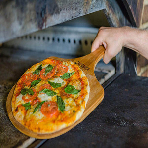 Tabla de pizza de bambú, madera natural con asa para uso en la cocina, tabla de cortar sostenible para servir y cortar pizza - Product Image 2