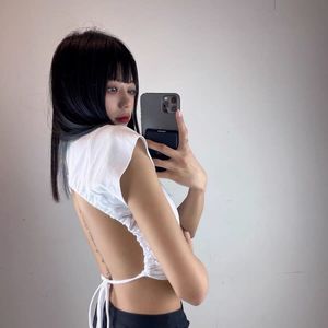 Camiseta de estilo europeo-americano con espalda descubierta y corte ajustado en la cintura para mujer, top de verano sexy y a la moda en blanco. - Product Image 1