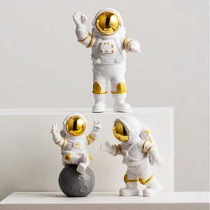 Juego de 3 estatuas de astronauta blanco dorado, figuritas de Escultura del espacio exterior para decoración del hogar, adornos para pasteles - Product Image 6