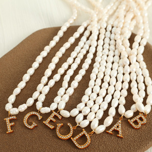 Collier de perles d'eau douce avec pendentif lettre en strass, bijoux en acier inoxydable, cadeau pour femme, colliers pendentifs tendance - Product Image 2
