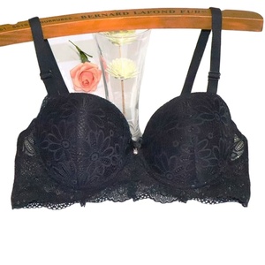 Soutien-gorge en dentelle sans couture pour femme, push-up, anti-épaississement, grande taille, col en V, uni, avec armatures, vente en gros - Product Image 2