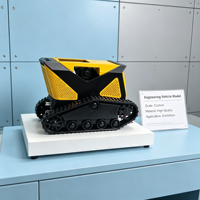Modèle réduit de véhicule robotique sur chenilles pour hall d'exposition et vitrine de salon professionnel