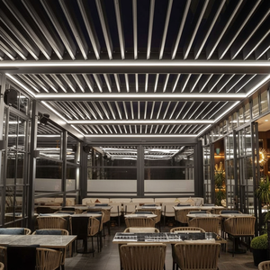 Pérgola inteligente para exteriores con techo de persiana motorizada para jardín, patio o piscina - Product Image 1