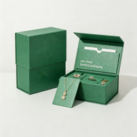 Boîte cadeau en carton rigide magnétique avec logo personnalisé, laminage mat, revêtement UV quadricolore, estampage à chaud, doublure en carton pour bougies