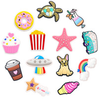 Nouveaux styles de breloques lumineuses en PVC pour sabots, clips de décoration DIY pour chaussures, accessoires de décoration pour chaussures en forme de cœur pour filles