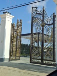 Puerta de Hierro Forjado Estilo Francés Fabricada en Vietnam con Marco de Acero y Revestimiento de Cobre Negro - Product Image 5