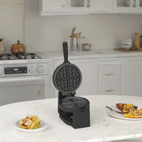 Mini gaufrier électrique domestique avec revêtement antiadhésif rotatif et pieds antidérapants, base stable.
