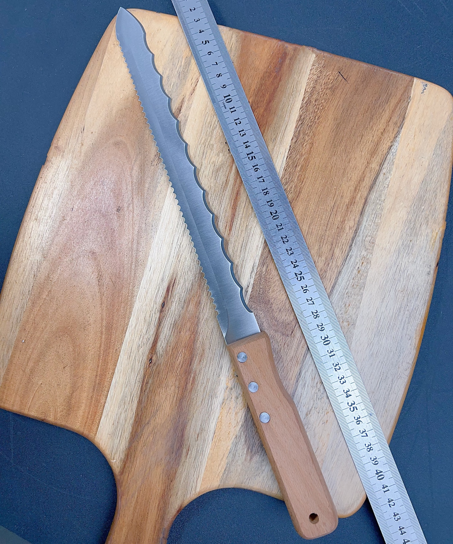Cuchillo cortador de pan gris