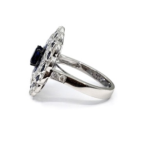 Bague en or blanc massif 18 carats de haute qualité, design vintage du XIXe siècle, saphir bleu taille brillant et diamants véritables, style victorien unique et antique - Product Image 3