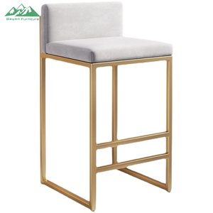 Tabouret de <span class=keywords><strong>bar</strong></span> commercial Wayon avec cadre en métal doré moderne, siège et dossier rembourrés noirs pour restaurant et salon - Product Image 2