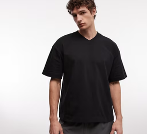 T-shirts décontractés personnalisés en gros, en coton peigné 95% et élasthanne 5%, à manches courtes et col en V pour hommes, couleur noire - Product Image 1