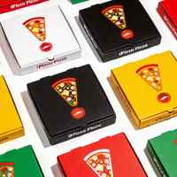 Boîte à pizza triangulaire personnalisée imprimée, papier alimentaire 350 g/m² résistant à la graisse, compatible micro-ondes, boîte à emporter pliable à plat