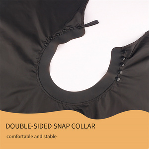 Venta al por mayor negro impermeable delantal salón peluquero poliéster capa silicona escote diseño capas corte de pelo peluquería - Product Image 5