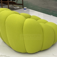Fauteuil Bulle Roche Bobois, élégant, moderne, luxueux, en tissu rose, avec un design capitonné, pour la maison, le salon, le hall, la villa