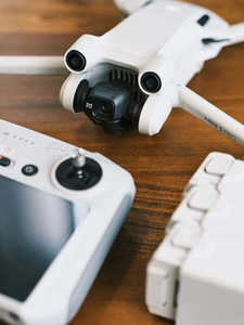 โดรน <span class=keywords><strong>DJI</strong></span> <span class=keywords><strong>Mini</strong></span> 3 Pro ใหม่ กล้องโดรน 4K/60fps วิดีโอ 249 กรัม ระบบกันสั่น 3 แกน ระยะควบคุม 6 กม. ใช้งานง่าย เหมาะสำหรับมือใหม่ - Product Image 3