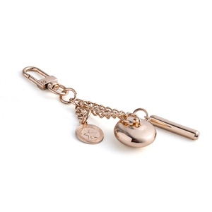 ผลิตและขายส่งจี้โลหะชุบทองแฟชั่นแบบ 3 มิติ พร้อมโลโก้สลักแบบนูนต่ำสำหรับพวงกุญแจ - Product Image 3