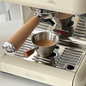 Taza medidora de acero inoxidable de 100 ml con escala, para espresso, con boquilla en V y mango de madera, accesorios metálicos para espresso y latte - Product Image 4