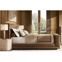 Lit en tissu RH CORTONA, lit plateforme King Size avec pied de lit, cadre rembourré en beige et tête de lit au design épuré