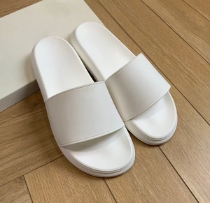 Pantuflas McQueenes de verano para mujer, estilo casual para el hogar, suaves y cómodas. Disponible en varios colores - Product Image 2