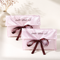 Pochette en satin imprimée personnalisée avec logo, nœud en ruban, sac cadeau pour foulards, vêtements, perruques, lingerie, accessoires – Vente en gros OEM