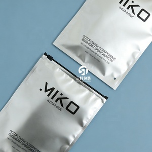 ถุงบรรจุภัณฑ์ซิป GRS แบบปิดผนึกสามด้าน ทำจากอลูมิเนียมฟอยล์ด้าน สำหรับเสื้อผ้าแบบใช้ซ้ำได้ พิมพ์ลายตามสั่ง พร้อมตกแต่งด้วยสีเงิน - Product Image 4