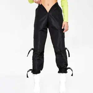 Оптовая продажа, уличная одежда с логотипом на заказ, облегающие Светоотражающие брюки-карго из нейлона и полиэстера с V-образным вырезом и ремешком на талии для женщин