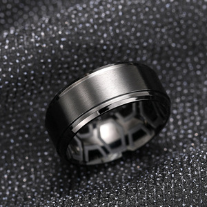 Anello con texture incisa all'interno, unisex, minimalista, gioiello di tendenza, accessorio moderno di nicchia, idea regalo - Product Image 2