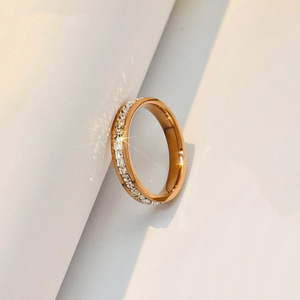 Vente Directe d'Usine en Promotion Bague en Acier Inoxydable et Titane Plaqué Or 18K avec Zircon Rond Diamant Bijoux Tendance - Product Image 2