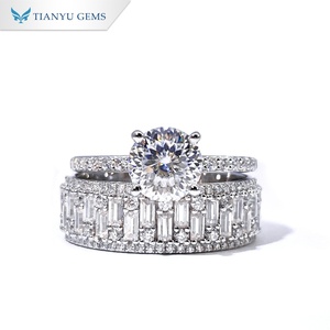 Anillo de compromiso y alianza de lujo Tianyu Gems, personalizado, chapado en rodio, plata S925, moissanita redonda con corte de 100 facetas y engaste de púas. - Product Image 1