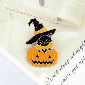 Sombrero <span class=keywords><strong>de</strong></span> bruja <span class=keywords><strong>de</strong></span> Halloween calabaza gato elfo <span class=keywords><strong>mundo</strong></span> mágico camisa solapa Pin broche púrpura poción vela insignias mago esmalte Pin personalizado - Product Image 3
