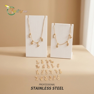 สร้อยคอจี้ตัวอักษรประดับเพชร CZ สีทองสแตนเลสสตีล สั่งทำ<span class=keywords><strong>ชื่อ</strong></span> คำ หรืออักษรตามต้องการ  งานฝังเพชรแบบ Pave  เครื่องประดับส่วนบุคคลสำหรับผู้หญิง ขายส่ง OEM - Product Image 2