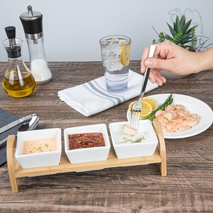 ถาดเสิร์ฟอาหารขนาดเล็กสำหรับร้านอาหาร 3 ช่อง พร้อมถ้วยเซรามิกสำหรับน้ำจิ้มซูชิและขาตั้งไม้ไผ่ - Product Image 2