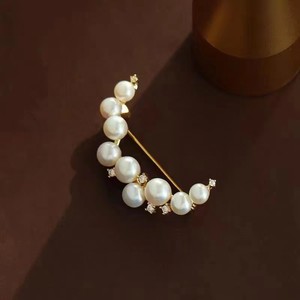 Collier de perles d'eau douce avec corsage en forme de croissant, perle ronde plate Mantou, épingle de collier, broche de fleur à la mode - Product Image 1