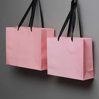 Sac de shopping en papier cartonné de luxe recyclable personnalisé avec poignée longue pour boutique de vêtements, emballage cadeau