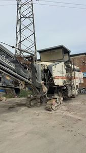 آلة تفريز الطرق الألمانية الصنع المستعملة منخفضة التكلفة ومتينة طراز W2000 بمضخة محرك بقوة 421 كيلوواط مع نظام تسوية ذاتي للأسفلت حاصل على براءة اختراع - Product Image 6