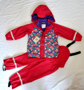 Grazioso Completo Impermeabile per Bambini in PU, Giacca Antipioggia e Salopette Unisex per Neonati - Product Image 3