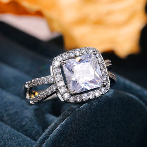 Anello da donna con taglio quadrato e accenti scintillanti, elegante gioiello di moda - Product Image 4