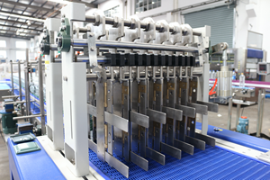 Machine d'emballage sous film PE linéaire, un rouleau, pour bouteilles d'eau minérale, manchon de scellement, tunnel de rétraction thermique, emballage rétractable - Product Image 4