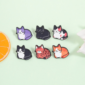 Bonitos pines de esmalte de gato estilo tostada, diseño de gato de dibujos animados sonriente y descansando, color negro y naranja, broche, insignia de solapa, joyería al por mayor - Product Image 2