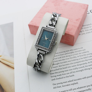 <span class=keywords><strong>Montre</strong></span> de Luxe Légère Tendance Colorée pour <span class=keywords><strong>Femme</strong></span> Petit <span class=keywords><strong>Cadran</strong></span> <span class=keywords><strong>Rectangulaire</strong></span> Bracelet Exquis <span class=keywords><strong>Montre</strong></span> à Quartz Bijou de Main pour Étudiante - Product Image 3