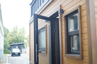 Petite maison à cadre en acier durable et légère sur roues avec salle de bain pour une vie confortable