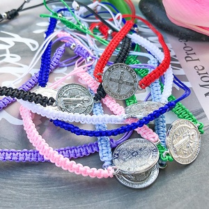 Pulseira Unissex Ajustável em Prata com Medalha de São Bento, Joia Religiosa com Nós Trançados - Product Image 4