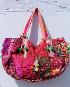 Sac à bandoulière ethnique gitan pour femme, style indien traditionnel du Rajasthan, brodé, avec travail de miroirs Banjara, grande capacité - Product Image 1