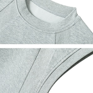 Améliorez les bases de votre garde-robe masculine avec des gilets décontractés de couleur unie de qualité supérieure, en tissu respirant pour un confort et une polyvalence tout au long de la journée. - Product Image 4