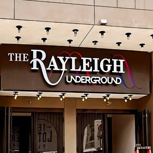 لافتة تجارية مضاءة مخصصة بحروف LED ثلاثية الأبعاد من الفولاذ المقاوم للصدأ بتصميم أنيق وخط واضح للمساحات التجارية الحضرية - Product Image 2