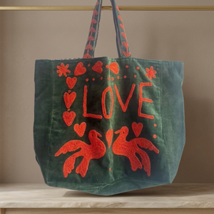 Sac fourre-tout en velours vert fait main sur mesure avec broderie chic et décontractée de lettres LOVE rouges, colombes, cœurs et appliques florales - Product Image 4