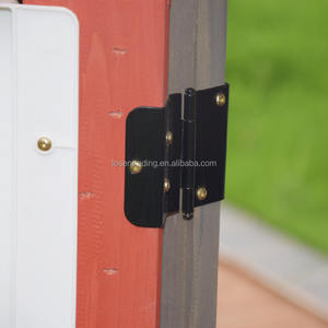 บ้านไม้กลางแจ้งคุณภาพพรีเมียมพร้อมประตูสีแดง เคาน์เตอร์ครัว กล่องดอกไม้ และกังหันลม สำหรับเด็กเล่นบทบาทสมมติในสวนหลังบ้าน - Product Image 4